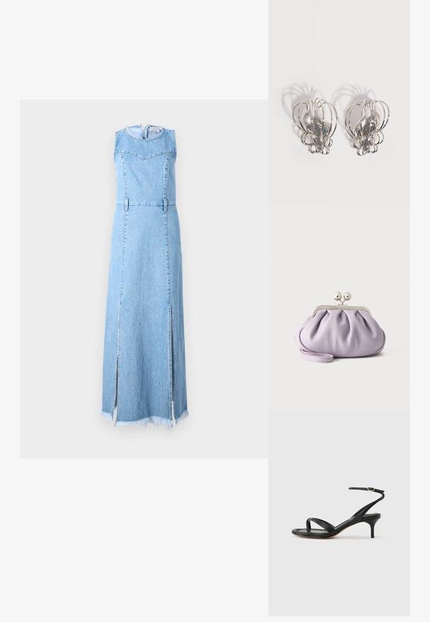 Denim maxi kjole i lys blå, ærmeløs design med rund halsudskæring, med to sidelæg og frynset kantdetalje.; Sort damesandal i læder med tynde remme, en tå-loop, ankelspænde og en mellemhøj stiletthæl på en neutral baggrund.; Blød lavendel clutch med opsamlet stof, sølv kiss-lock lås og matchende håndledsrem på en ensfarvet lys baggrund.; Par sølvøreringe i metal med åbent trådburdesign og glatte, centrale ovale former, der kaster buede skygger på en hvid baggrund.