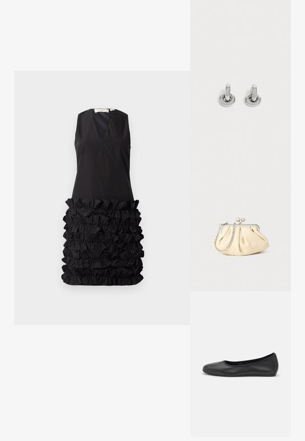 Robe noire sans manches avec un décolleté en V et un design à fronces au niveau de la taille, avec un haut lisse contrastant et un bas texturé.; Ballerines en cuir noir avec un bout rond, texture lisse, détails de couture minimalistes et design de semelle flexible.; Pochette en cuir beige plissé avec un cadre en métal argenté, dotée de deux fermoirs ronds décoratifs et d'une chaîne en argent.; Paire de petites boucles d'oreilles créoles argentées brillantes avec une base ronde, présentées sur un fond clair uni.