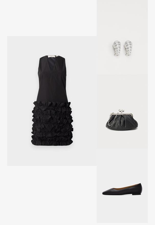 Robe noire sans manches avec un décolleté en V et un design à fronces au niveau de la taille, avec un haut lisse contrastant et un bas texturé.; Chaussure plate en cuir noir à bout pointu avec talon bas et finition lisse, vue de côté sur un fond gris clair.; Porte-monnaie en cuir noir avec texture froncée, cadre en métal argenté, fermeture à verrouillage kiss-lock et bandoulière en chaîne. Surface lisse et douce.; Boucles d'oreilles en clip argentées avec un design en spirale, présentant une texture métallique lisse et des formes arrondies. Pas d'embellissements ou de motifs visibles.