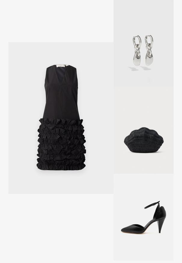 Robe noire sans manches avec un décolleté en V et un design à fronces au niveau de la taille, avec un haut lisse contrastant et un bas texturé.; Escarpin en cuir noir à bout pointu avec bride à la cheville et talon conique sur fond blanc.; Sac à main en osier noir en forme de coquille Saint-Jacques avec un dessus courbé et une texture tressée sur un fond uni.; Boucles d'oreilles en argent avec des maillons ovales allongés, présentant une finition polie et un pendentif tombant texturé. Design simple avec des bords lisses.