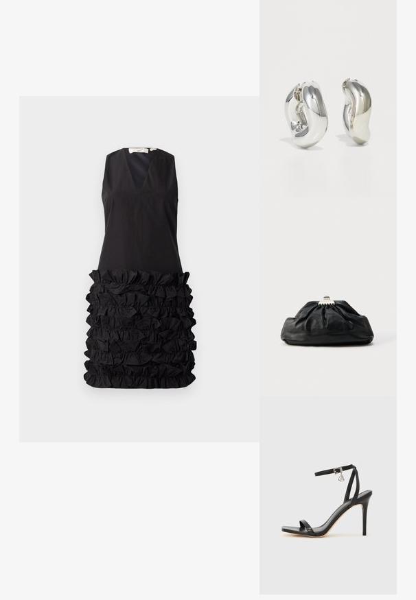Vestido negro sin mangas con escote en V y un diseño de tejido con volantes en la cintura, parte superior lisa que contrasta con la parte inferior texturizada.; Sandalia de tacón alto negra con una estrecha correa en el tobillo, punta cuadrada, material de cuero liso y detalle de hebilla metálica.; Bolso de mano de cuero negro con textura recogida, cierre de broche metálico y logo en relieve sutil en el frente. Forma redondeada.; Pendientes escultóricos de plata con formas suaves y curvas y superficies reflectantes. Presentan un diseño de aro cerrado y una forma orgánica distintiva.