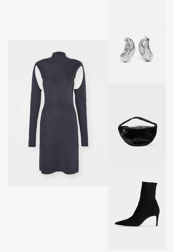 Marineblaues geripptes Kleid mit hohem Kragen, langen Ärmeln und Ausschnitten an den Schultern. Enganliegendes Design mit geradem Saum. Angenehme Textur.; Schwarzer Ankle-Boot mit spitzer Kappe und schlankem, hohem Absatz, im Profil auf hellem Hintergrund gezeigt. Schlankes, minimalistisches Design.; Schwarze, glänzende Handtasche mit halbmondenförmigem Design und einem runden Griff. Verfügt über einen Reißverschluss und eine glatte, reflektierende Oberfläche.; Silberne Creolen mit einer gebogenen, glänzenden Oberfläche und einem nahtlosen Design. Verfügt über einen Scharnierverschluss für sicheren Halt.