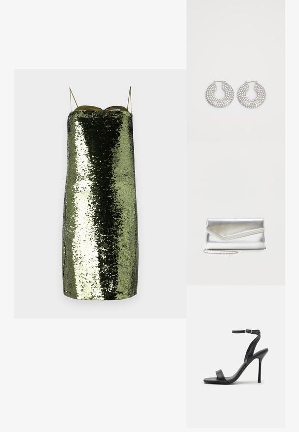Robe à paillettes vertes avec une coupe droite, fines bretelles ajustables, présentant une texture réfléchissante et une silhouette élancée.; Sandale à talons hauts noire avec une fine sangle au niveau de la cheville et deux bandes à l'avant. Fabriquée en cuir lisse avec un bout pointu élégant et un talon aiguille.; Pochette argentée brillante avec rabat style enveloppe et garniture décorative, petite bandoulière chaîne argentée, sur fond clair uni.; Boucles d'oreilles en argent en forme de créoles ornées de multiples embellissements en cristal transparent, présentant une surface texturée et un design circulaire ouvert.
