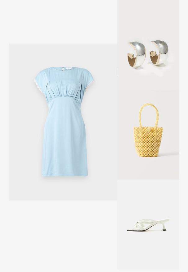 Hofmann Copenhagen CALLISTA - Hverdagskjole - lavender blue; Hvid sandal med hæl med knyttede flere tynde remme og en slank mellemhøj hæl på en ensartet lys baggrund.; Lille skuldertaske i spandstil lavet af skinnende cremefarvede perler med en håndtagsløkke af perler og dekorativ perleknaplukning.; Uncommon Matters SCULPTED CREOLE - Øreringe - silver-coloured/gold-coloured