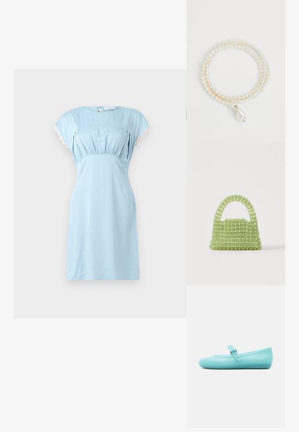 Hofmann Copenhagen CALLISTA - Freizeitkleid - lavender blue; Hellblauer Mary Jane-Schuh mit verstellbarem Schnallenriemen und abgerundeter Spitze, von der Seite auf einem einfarbigen Hintergrund gezeigt.; Kleine grüne Handtasche aus durchsichtigen runden Perlen mit einem perlenbesetzten Griff auf weißem Hintergrund.; éliou PAHANA CHOKER - Halskette - white