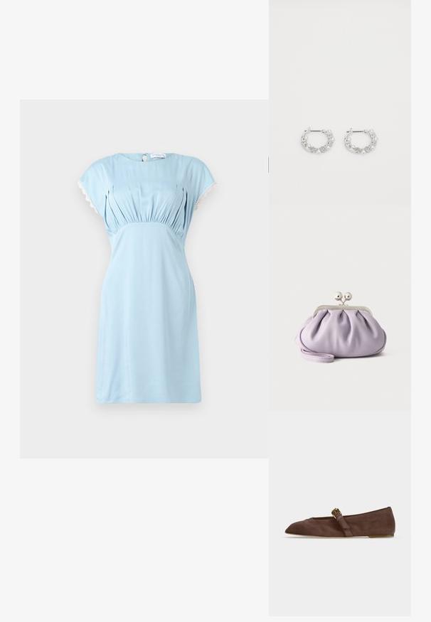Hofmann Copenhagen CALLISTA - Jurk - lavender blue; Bruine suède platte schoen met spits toelopende neus en gouden gespsluiting aan de zijkant, afgebeeld in zijaanzicht tegen een witte achtergrond.; Zachte lavendelkleurige clutch met geplooide stof, zilveren kiss-lock sluiting en bijpassend polsbandje op een effen lichte achtergrond.; Zilveren oorringen met parel- en kristalaccenten, met een gestructureerd oppervlak en een veilige postsluiting.