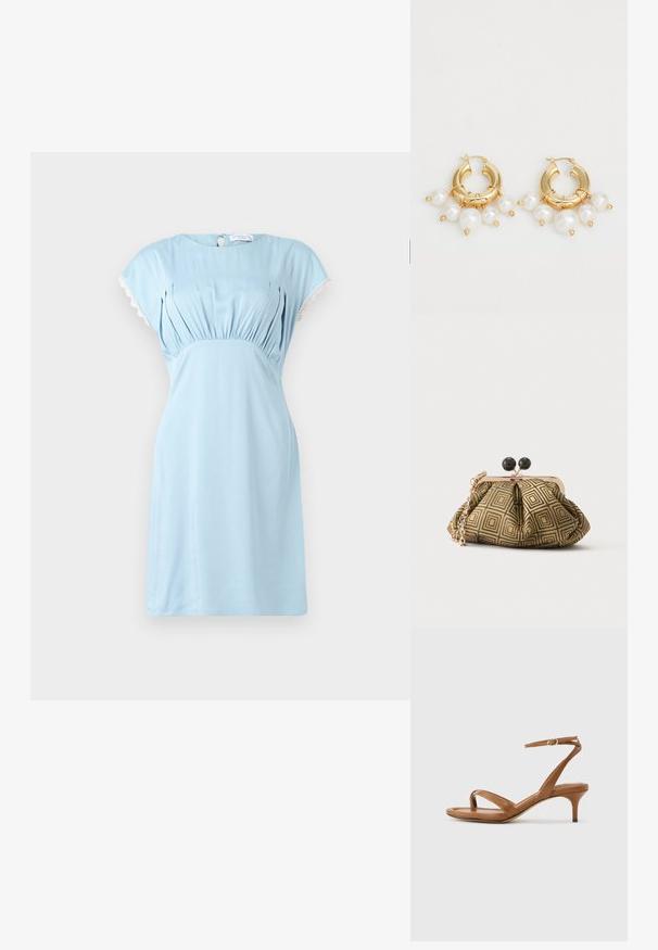 Hofmann Copenhagen CALLISTA - Freizeitkleid - lavender blue; Braune Leder-Riemchensandale mit niedrigem Kitten-Heel und einem Knöchelriemen mit kleiner Schnalle, seitlich auf neutralem Hintergrund dargestellt.; Kleine Clutch mit goldenem und schwarzem geometrischem Muster, goldfarbenem Metallrahmen, schwarzem Kugelverschluss und kurzem goldfarbenem Kettenriemen.; Goldene Creolen mit drei hängenden weißen Perlen, gesichert mit Drahtakzenten. Glatte metallische Oberfläche mit einem polierten Look.