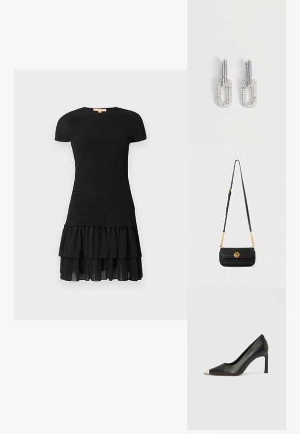 Robe noire à manches courtes, texture froncée sur le haut, et jupe à volants superposés. Confectionnée en tissu léger et fluide.; Chaussure à talon haut en cuir noir avec bout pointu et capuchon argenté métallique. Présente une finition lisse et un talon fin de 10 cm.; Sac bandoulière en cuir noir avec des accents de chaîne dorée et une sangle ajustable, avec un emblème rond du logo doré sur le rabat avant.; Boucles d’oreilles pendantes ton argent avec un design rectangulaire lié couvert de petits cristaux scintillants sur fond blanc.