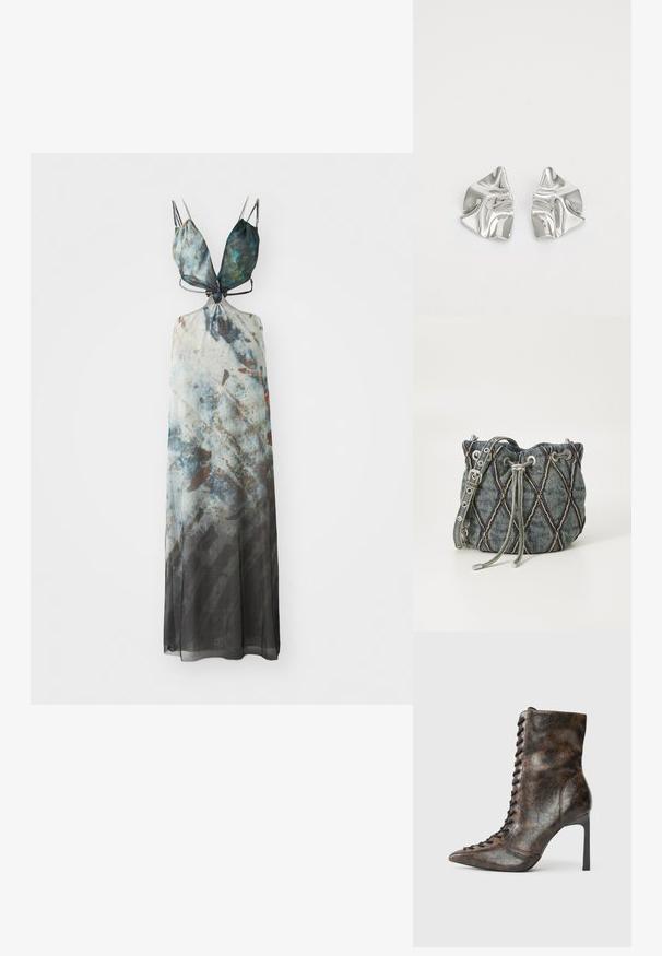 Maxi-jurk met verstelbare spaghettibandjes, voorzien van een abstract patroon in blauwe, grijze en bruine tinten, met een vloeiende doorzichtige stof.; Bruine leren enkelboot met een spitse neus en hoge stiletto hak. Voorzien van veterbinding aan de voorkant en een gestructureerde afwerking in een gekreukt patroon.; Denim emmer tas met een diamant-quilt patroon, grijze trekkoordsluiting, zilveren hardware accenten en een zachte textuur, met een afneembare schouderband.; Zilveren metalen oorbellen met een golvend, sculpturaal ontwerp, voorzien van een gepolijste afwerking en onregelmatige vormen, die een hedendaagse esthetiek benadrukken.