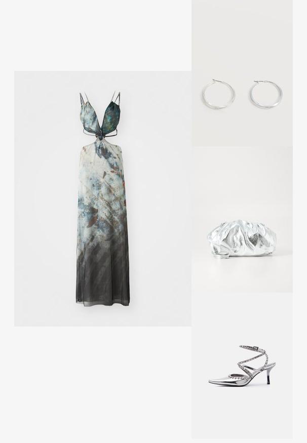 Maxi-jurk met verstelbare spaghettibandjes, voorzien van een abstract patroon in blauwe, grijze en bruine tinten, met een vloeiende doorzichtige stof.; Zilveren pumps met spits toelopende neus, een enkelbandje en decoratieve zilveren bolvormige studs op de bandjes en randen tegen een witte achtergrond.; Metalen zilveren clutch tas met een zachte, geplooide body en een dunne schouderriem. Kenmerkt zich door een gladde, glanzende textuur en afgeronde vorm.; Zilverkleurige metalen creolen oorbellen met een glad, licht gebogen oppervlak en sluitingen met haaksluiting op een effen witte achtergrond.