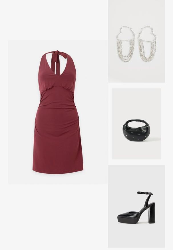Robe dos nu rouge foncé avec col en V et fermeture à nouer au cou, avec une taille cintrée et un drapé doux sur la jupe.; Escarpins noirs à plateforme avec un bout pointu et une sangle réglable à la cheville. Conçus en cuir lisse, avec un large talon bloc.; Sac à main en cuir noir de forme arrondie, décoré de clous argentés et équipé d'une poignée courte. Texture lisse et fermeture éclair.; Boucles d'oreilles en argent en forme de cœur, ornées de fils tombants de strass transparents pour plus d'éclat et de texture.