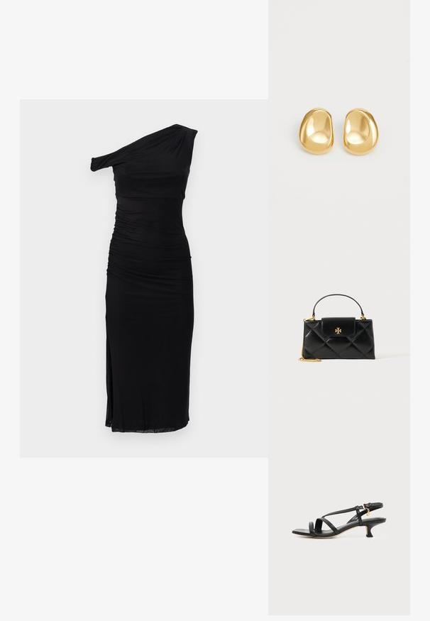 Schwarzes Ein-Schulter-Kleid mit Raffung, taillierter Passform, knielang und seitlichem Schlitz, aus weichem, elastischem Material.; Schwarze Ledersandale mit niedrigem Kittenabsatz, Knöchelschnalle und kleinem goldfarbenem Anhänger vor einfachem hellem Hintergrund.; Schwarze gesteppte Lederhandtasche mit goldenem Logo, Klappenverschluss, Oberhandgriff und goldener Kette auf weißem Hintergrund.; Goldfarbene Ohrstecker mit einer glatten, runden Form und einer reflektierenden Oberfläche, die ein minimalistisches Design ohne sichtbare Muster zeigen.