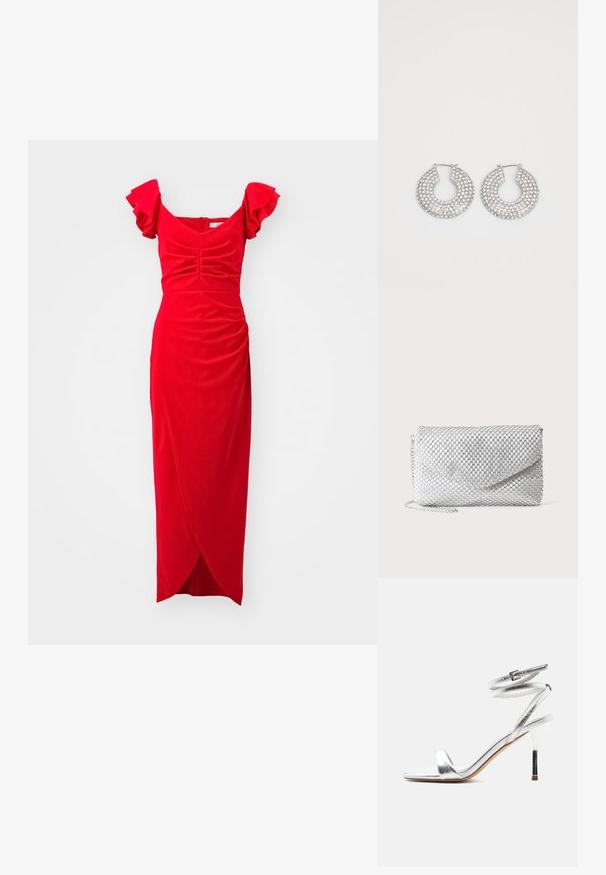 Robe rouge avec des manches courtes à volants, corsage ajusté, texture froncée et jupe style portefeuille. Fabriquée en tissu doux avec une finition lisse.; Sandale argentée à talon haut avec des brides qui entourent la cheville et un talon aiguille fin, vue de profil sur un fond blanc.; Pochette de soirée en maille argentée avec rabat enveloppe et fine bandoulière chaîne sur fond blanc uni.; Boucles d'oreilles en argent en forme de créoles ornées de multiples embellissements en cristal transparent, présentant une surface texturée et un design circulaire ouvert.