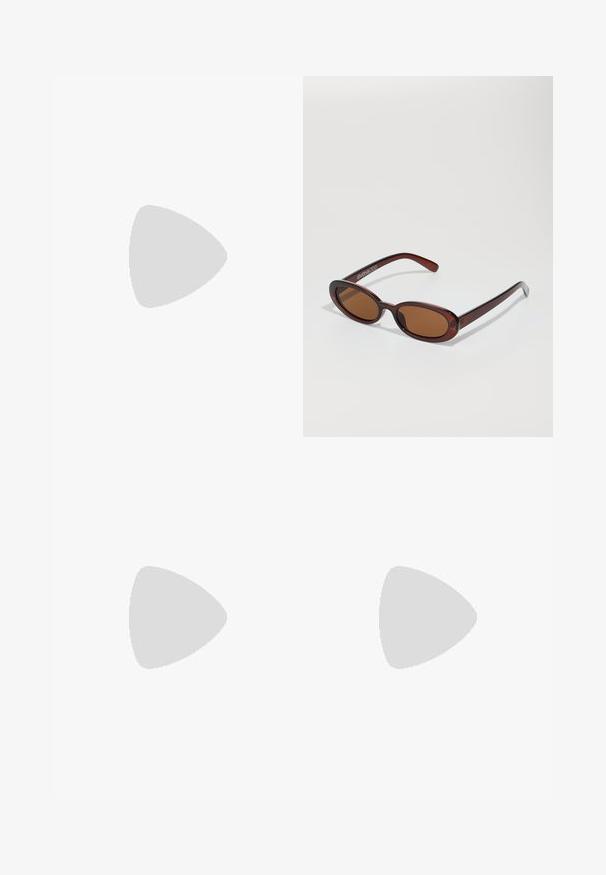 Combinaison blanche sans manches avec fines bretelles, encolure carrée, poche poitrine avant et pantalon à jambes larges.; Tongs noires en cuir lisse, avec un design de sangle fine et une semelle plate à profil minimal. Aucun motif ou accent notables.; Lunettes de soleil rondes teinte brun avec une monture bordeaux brillante. Branches fines avec un détail de marque subtil. Design de verres plats.; Petit sac à main blanc avec des taches marron, forme triangulaire arrondie, doublure intérieure noire et bandoulière courte réglable avec boucle argentée.