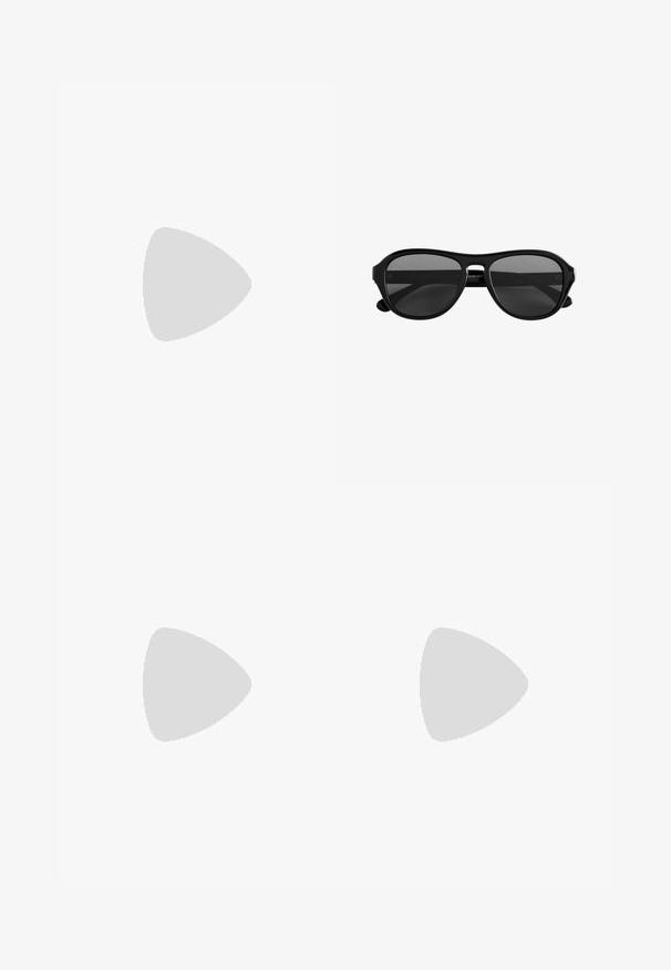 Zwart getextureerd tweedelig outfit met een kortemouwen coltop met knopen en wijde broek, gemaakt van lichte stof.; Zwarte Crocs-sandaal met minimalistische dubbele bandjes zwevend boven een beige tapijt in een ruimte met neutrale tinten en zachte meubelachtergrond.; Zonnebril met zwart kunststof montuur, donkere getinte lenzen en een smalle brug, gezien van voren tegen een witte achtergrond.; Zwarte gevlochten leren schoudertas met enkele gevlochten riem en zachte, slappe driehoekige vorm tegen een witte achtergrond.