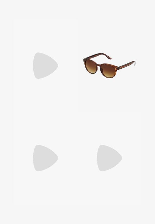 Une combinaison en kaki à côtes avec des manches courtes, un devant boutonné, un col, une taille élastique et des jambes larges. Le tissu a une finition texturée.; ASRA JUDE - Sabots - spice tan; Lunettes de soleil écaille de tortue avec une forme vintage œil de chat, verres dégradés marron et finition lisse et brillante sur les montures et les branches.; Sac à épaule en cuir marron avec une finition texturée, forme courbée, quincaillerie dorée, bandoulière réglable et fermeture à rabat.