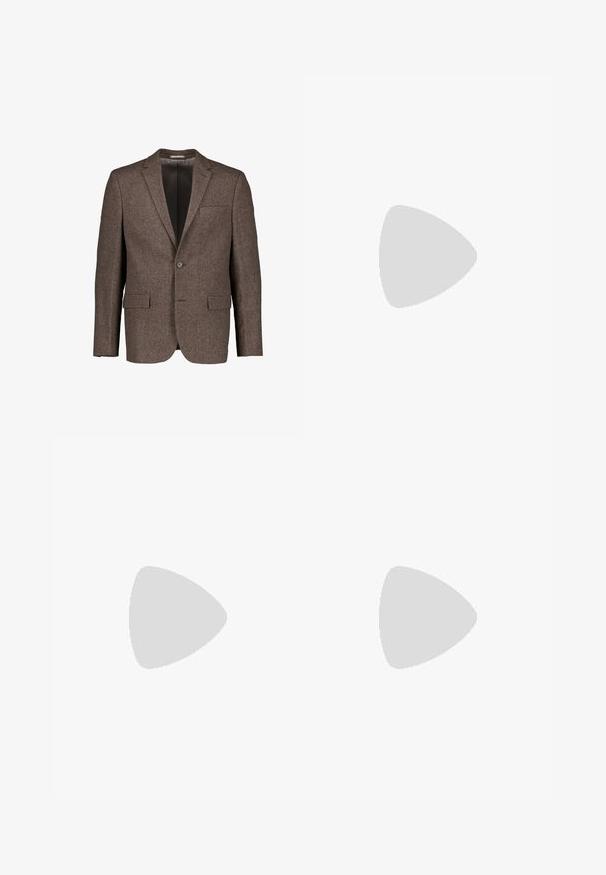 Brun uldblazer med enkelt knap, hakkeflip, to klaplommer og en brystlomme, vist mod en hvid baggrund.; Beige langærmet rullekravetrøje lavet af blødt strikket stof med ribbestrikkede manchetter og kant.; Mørkegrå formelle bukser med subtilt vinduesrude-mønster, forknap og sidelommer, vist fladt på en hvid baggrund.; Sort læder ankelstøvle med en glat tekstur, rund tå og lav hæl. Har en side lynlås for nem påtagning.
