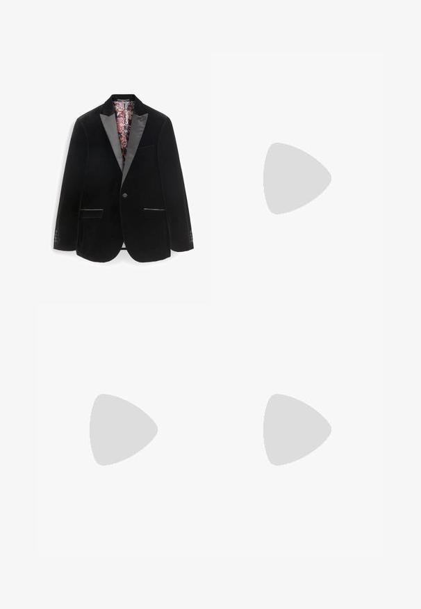 Blazer en velours noir avec revers en satin, deux poches avant et doublure en imprimé floral décoratif. Fermeture à un bouton, tissu texturé.; Chemise blanche à manches longues avec boutons noirs et nœud papillon noir attaché. Tissu lisse et col classique.; Pantalons noirs ajustés avec une coupe slim, devant plat et légère brillance. Présentent une taille noire lisse et des détails de plis le long des jambes.; Chaussure de ville en cuir verni noir avec un bout arrondi, un design à lacets, des détails de couture subtils et une semelle en caoutchouc au profil bas.