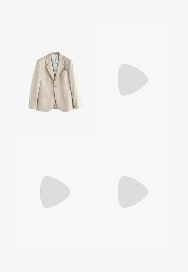 Blazer beige ajusté avec deux boutons, poches à rabat, doublure intérieure florale et pochette assortie à motif floral sur fond blanc.; Chemise blanche à manches longues avec un col mandarin, bouton sur le devant et un ourlet légèrement incurvé. Fabriquée en lin léger.; Pantalon décontracté en lin marron avec taille élastique, cordon, fermeture par bouton et poches latérales, présenté à plat sur fond blanc.; Mocassin penny pour homme en cuir noir texturé avec petit talon et bout arrondi, profil latéral sur fond blanc.