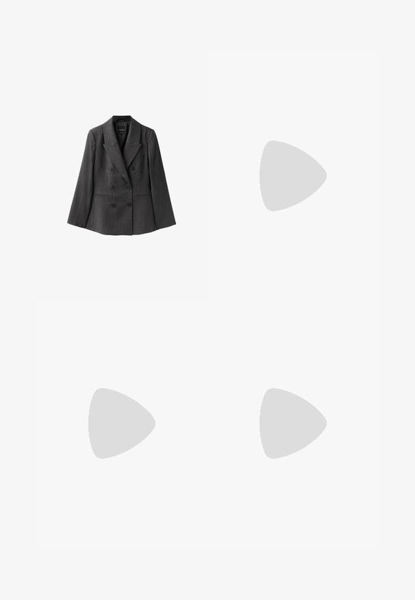Blazer croisé gris foncé à fines rayures avec larges revers, six boutons et deux poches avant sur fond blanc.; Chemise à manches longues à boutons avec rayures verticales rose et blanches, col pointu, poche poitrine avant et ourlet arrondi.; Jean blanc taille haute à jambes larges avec fermeture à boutons et zip, poches avant et arrière, et détails en rivets argentés.; Baskets basses blanches avec perforations sur la pointe, lacets blancs, logo swoosh blanc et languette de talon bleu foncé.