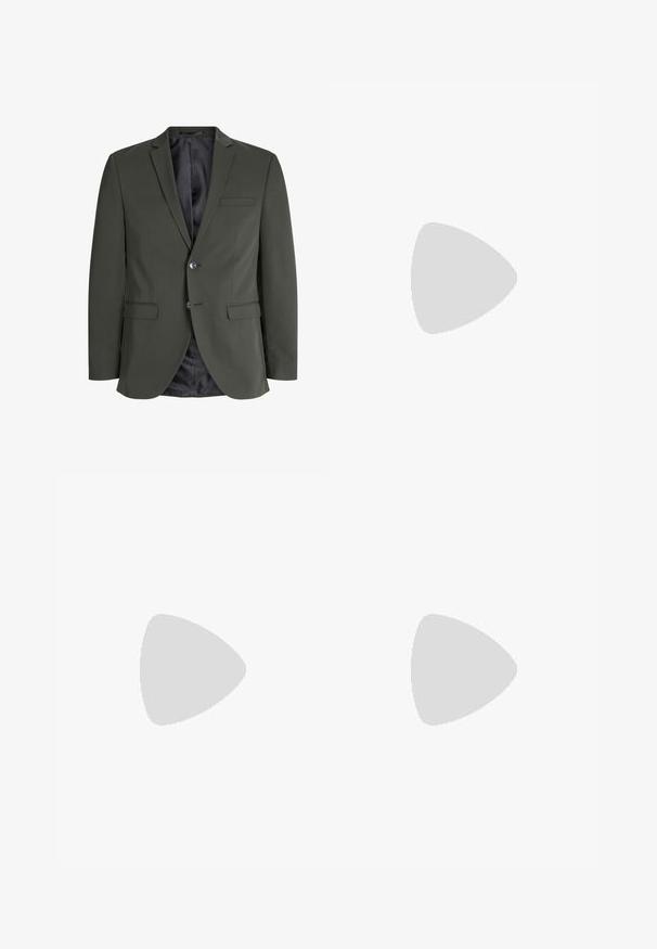 Olivovo zelený blazer vyrobený z hladkej tkaniny, so zapínaním na jeden gombík, klopami a dvoma prednými vreckami. Podšívkovaný interiér.; Čierna košeľa s dlhým rukávom, zapínaním na gombíky, tenkými bielymi vertikálnymi pruhmi, jedinou náprsného vreckom, hladkým materiálom a klasickým dizajnom goliera.; Čierne nohavice z hladkej tkaniny s rovnými nohavicami, prednými vreckami, jedným gombíkom na zapínanie a bez viditeľných vzorov.; Čierny kožený pánsky mokasín s prešívanými detailmi, nízkym podpätkom a úzkym remienkom cez vrch, zobrazený z boku na bielom pozadí.
