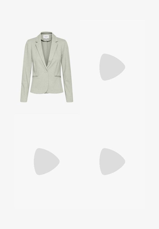 Lys grå blazer lavet af blødt stof, med klapkrave, enkelt knaplukning og to forlommer. Struktureret overflade, tætsiddende design.; Hvid kortærmet bluse med rund halsudskæring og puffede ærmer, med knappelukning bagpå.; Slank mintgrønne bukser med et smalt brunt bælte, forrest lynlås og bæltestropper, vist mod en hvid baggrund.; Hvide satin mule med spids tå, rynkede detaljer og en slank mellemhøj hæl på ensfarvet baggrund.