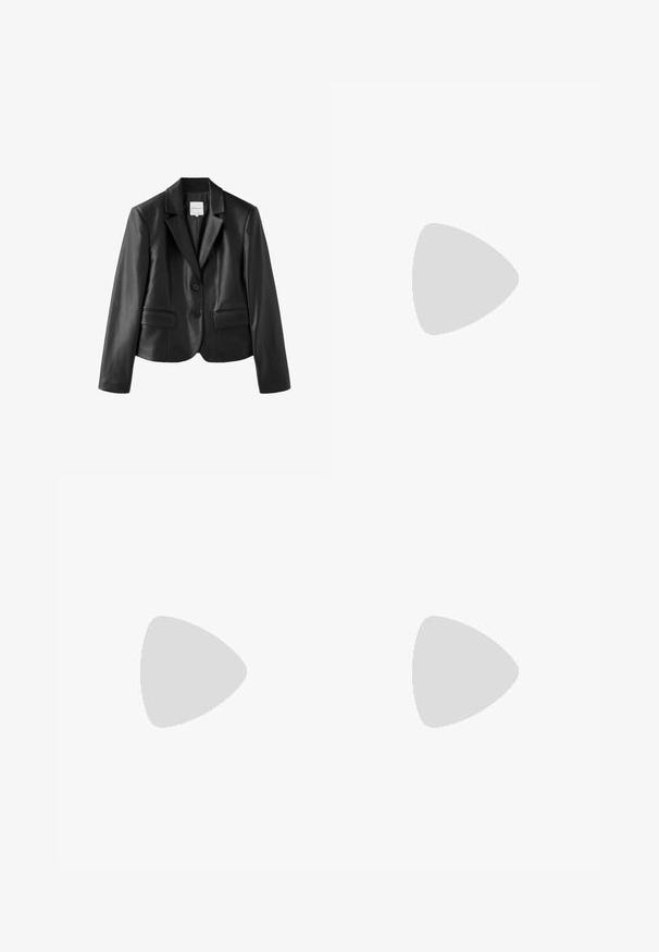 Blazer cintré en similicuir noir avec revers crantés, deux boutons, manches longues et deux poches à rabat devant sur fond blanc.; Bralette noire et brillante avec des fines bretelles réglables, présentant un décolleté en V, une texture lisse et un léger plissé au niveau de la poitrine pour la forme.; Leggings en simili cuir noir avec une taille élastique, une silhouette ajustée, une texture lisse et des coutures décoratives descendant à l'avant.; Bottine noire en vernis avec une texture lisse, bout pointu et un talon bloc structuré. Caractérisée par un design sans fermeture éclair et des coutures contrastées.