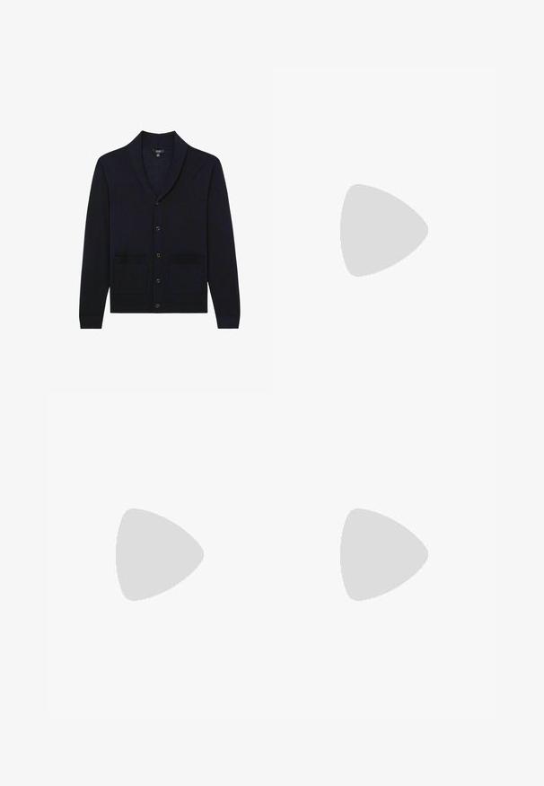 Marineblå cardigan med sjalskrave, knapfront og to frontlommer. Lavet af blødt stof med ribbede manchetter og bund.; Mørkeblå ribstrikket sweater med polo krave, lange ærmer, blød tekstur og en kant, der let buer opad. Let og afslappet design.; Sorte bukser med lige ben, lavet af et glat stof. Har frontfolder og en enkelt knaplukning i taljen.; Sorte læder loafers med en robust, struktureret sål. Har en dekorativ syet kant og en lav hæl for et moderne design.