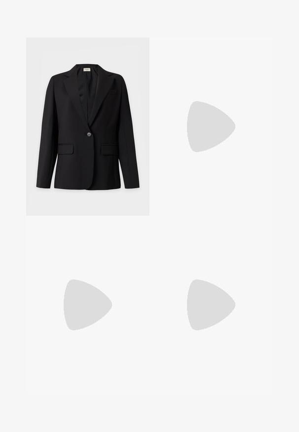 Blazer noir sur mesure avec un bouton unique, revers crantés, deux poches à rabat et une poche poitrine passepoilée, présenté sur un fond uni.; Blouse à manches longues avec manches plissées, motif imprimé tigre aux nuances d'orange, noir et beige, et patte de boutonnage à l'avant avec col pointu.; Pantalons slim fit à motif zigzag, dans des couleurs marine et beige, avec une texture lisse et une taille standard.; Mule à talon haut à bout pointu avec imprimé léopard et une fine bride unique sur le dessus du pied sur un fond uni.
