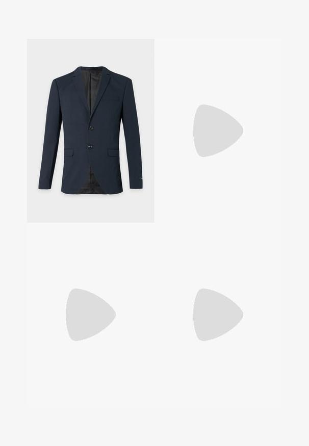 Marineblauer Herrenblazer mit zwei Knöpfen, Notch-Revers, drei Pattentaschen und schwarzer Innenfütterung.; Weißes Hemd mit langen Ärmeln, Knopfverschluss und spitzem Kragen, mit einer einzelnen Tasche und einem dezent strukturierten Stoff. Mit Button-Manschetten und geradem Saum.; Beige gerade geschnittene Hosen aus Baumwollstoff mit flachem Bund und Gürtelschlaufen. Mit einem einzelnen Knopfverschluss und umgeschlagenen Säumen.; Brauner Lederloafer mit glatter Oberfläche, ausgestattet mit einem dekorativen Riemen und Ziernähten. Niedriger Absatz und abgerundete Zehenform.