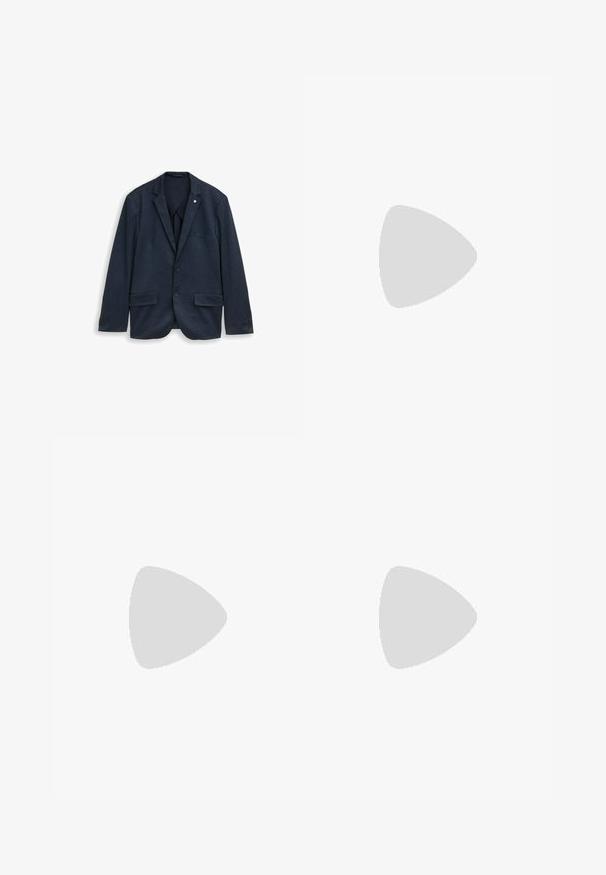 Mørkeblå to-knaps herreblazer med notch-revers, forlommer med klap og manchetter med knapper, vist på hvid baggrund.; Langærmet polo-shirt i lys blå med en kontrastfarvet navy krave. Cotton materiale, med et lille logo på venstre bryst. Klassisk pasform.; Lyseblå, tætsiddende bukser med opbuk ved kanten og sidelommer, kombineret med et tanfarvet læderbælte med en sølvspænde.; Lavtop hvid sneaker med snørebånd, glat læderoverdel, polstret krave og tyk gummisål, vist i sideprofil på hvid baggrund.