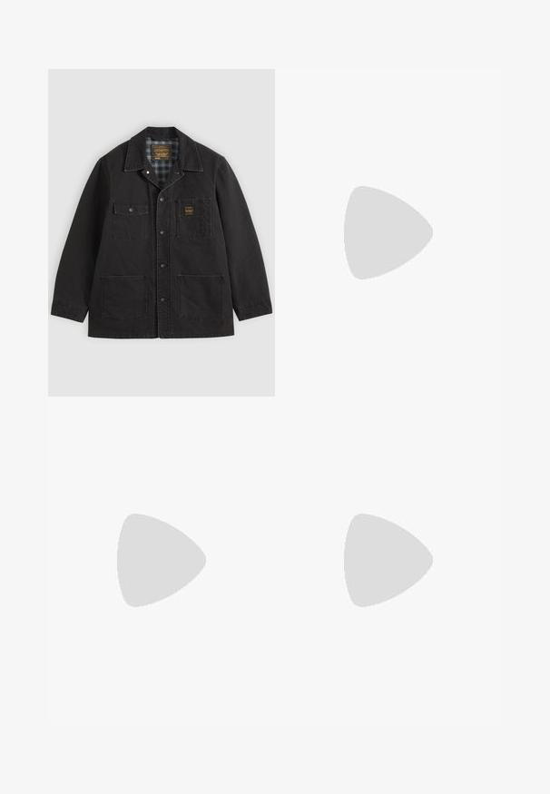 Schwarze Jacke mit Knopfleiste und vier Fronttaschen, eine Tasche hat ein kleines gelbes Logo-Patch, und ein kariertes Innenfutter, das am Kragen sichtbar ist.; Schwarz-weißes Flanellhemd mit Karomuster, ausgestattet mit zwei Brusttaschen, Knopfleiste und Kragen. Weicher, strukturierten Stoff.; Carhartt WIP BIB OVERALL DEARBORN CANVAS - Latzhose - hamilton brown rinsed; Dunkelbrauner, knöchelhoher Lederstiefel mit Schnürung, niedrigem Absatz und glatter, polierter Oberfläche, von der Außenseite betrachtet.