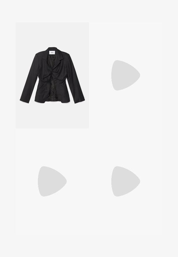 Vaillant STRUCTURED - Blazer - black; Calvin Klein NAIA SHINE MIDI DRESS - Cocktailkjole / festkjole - black; Par af blanke sorte højhælede sko i laklæder med spids tå og stiletter samt lysebrun indvendig foret på hvid baggrund.; Rektangulær guld clutch taske med skinnende overflade, metal-lås og kort guldkædehank mod en lys ensfarvet baggrund.
