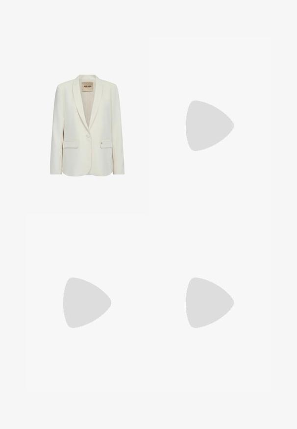 Blazer blanc ajusté avec des revers crantés, fermeture à un bouton, deux poches avant et un subtil détail de piping sur les bords. Texture de tissu lisse.; Pull crème clair à manches longues, col rond et ourlet côtelé. Fabriqué en matériau doux, avec une texture lisse.; Pantalons large gris fabriqués dans un tissu lisse, dotés de plis à l'avant et de poches latérales. Design simple avec une coupe structurée.; Mocassins en suede marron avec un talon bas carré et une sangle décorative sur le cou-de-pied. Texture lisse et design classique.