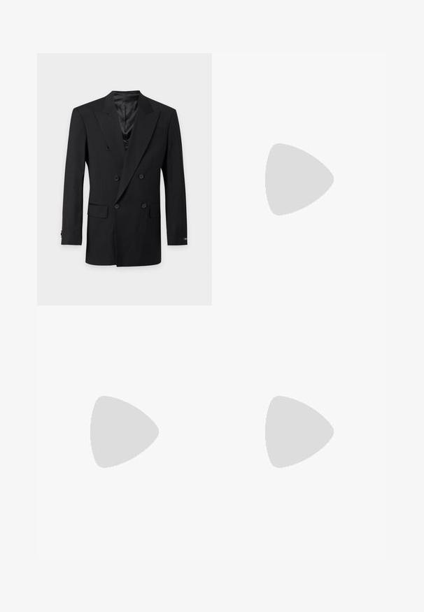 Schwarzer zweireihiger Blazer mit spitzen Revers, vier vorderen Knöpfen, zwei Pattentaschen und Satinfutter auf weißem Hintergrund.; Langärmliges weißes Hemd mit Mandarin-Kragen und verdeckter Knopfleiste, mit schwarzem Besatz an Kragen und Manschetten.; Schwarze maßgeschneiderte Hose mit einem strukturierten Muster aus dünnen weißen vertikalen Linien, geradem Schnitt und einem Knopfverschluss an der Taille.; Schwarzer glänzender Lederslipper mit niedrigem Absatz und abgerundeter Spitze, seitlich auf weißem Hintergrund betrachtet.
