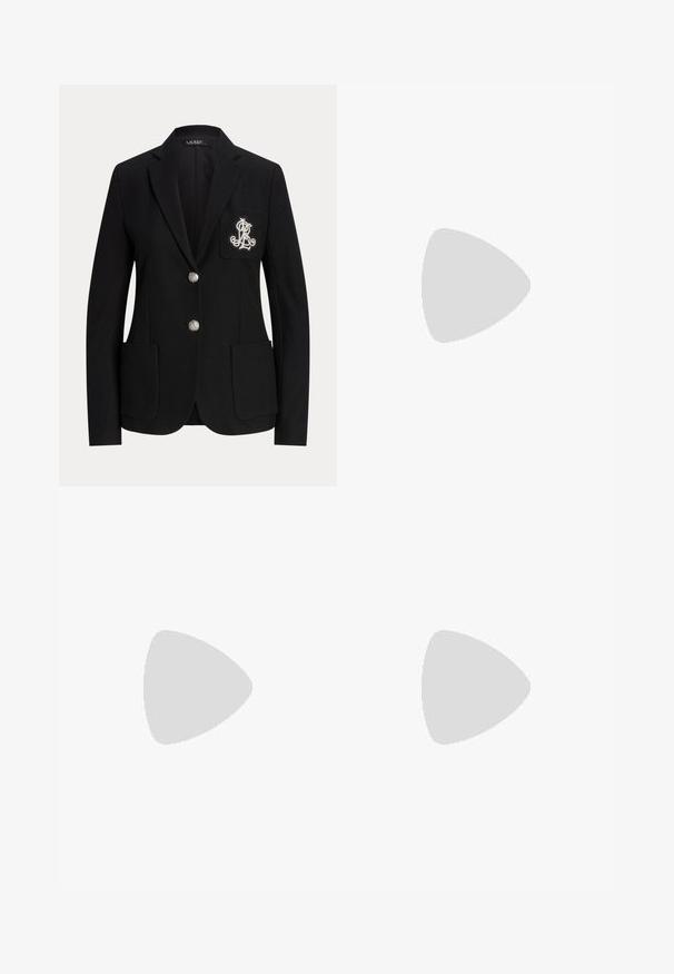Blazer negro hecho a medida con dos botones plateados, tres bolsillos delanteros y iniciales blancas bordadas en el bolsillo izquierdo del pecho.; Blusa de manga larga de color crema con cuello alto y gran lazo atado en el cuello, con hombros fruncidos y puños con botones.; Pantalones de pierna ancha en color verde azulado, con una textura suave, cintura ajustada y pliegues frontales, diseñados para una silueta fluida, elaborados con una tela ligera.; Zapato pump marrón de cuero con tacón bajo y punta puntiaguda mostrado de perfil sobre un fondo claro y liso.