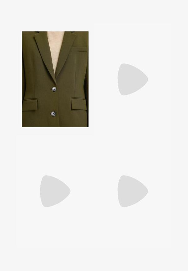 Blazer vert olive avec deux poches avant à rabat, une poche poitrine et deux boutons gris sur un haut beige clair.; Pull en tricot beige avec un col rond, des manches longues et des accents froncés au niveau des poignets ; texture douce avec un aspect légèrement duveteux.; Pantalons vert olive taille haute avec plis, design à jambes droites, deux poches avant et fermetures à boutons.; Mocassin penny pour homme en cuir brun foncé poli avec talon bas et détails cousus sur fond blanc.
