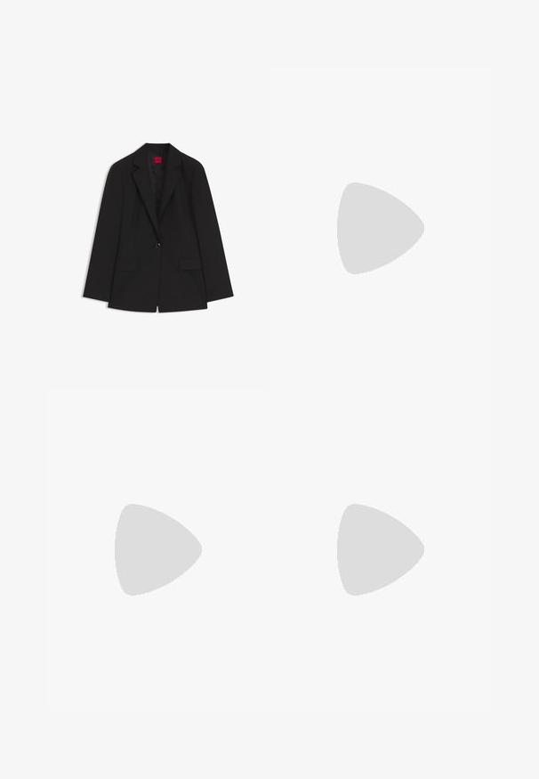 Zwarte blazer met één knoop, notched revers en klepzakken, gevoerde binnenkant en rode merklabel binnen in de kraag.; Zwarte damesblouse met lange mouwen, aangesloten pasvorm, knoopsluiting, kraag en naaddetails aan de zijkanten, getoond op een witte achtergrond.; Zwarte getailleerde broeken van een zachte stof, met een vlakke voorkant, zijzakken en een strakke silhouet. Geen zichtbare sluitingen.; Zwarte leren pumps met spits toelopende neus, een smalle kittenhak en een gladde, glanzende afwerking op een witte achtergrond.