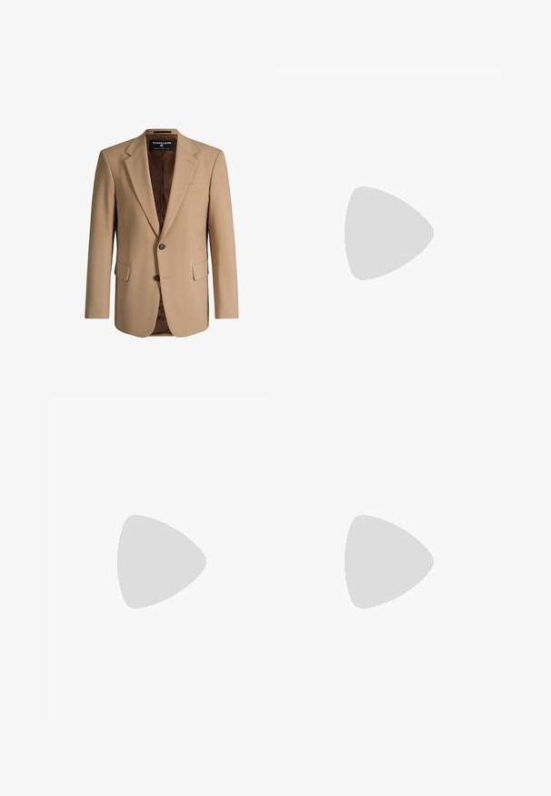 Blazer beige à simple boutonnage avec deux boutons, revers crantés, poches à rabat et doublure intérieure marron.; Pull à col roulé manches longues de couleur crème avec poignets et ourlet côtelés, posé à plat sur un fond blanc.; Tissu en pied de poule noir et gris, tissage texturé avec un motif classique, parsemé de nuances claires et foncées, surface douce.; Mocassins en cuir marron avec un bout arrondi, arborant une bride décorative noire sur le dessus. Semelle plate avec une texture lisse.