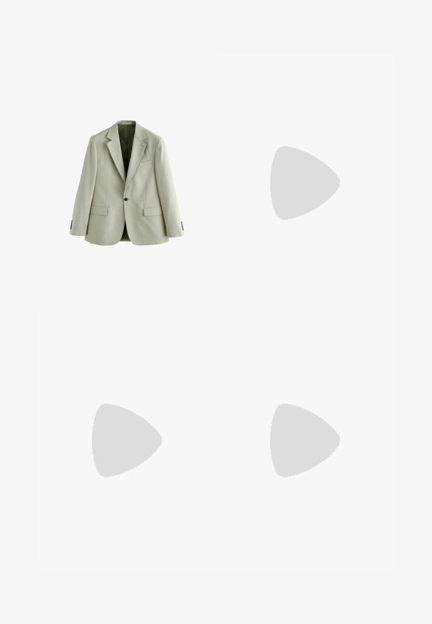 Blazer gris claro de un solo botón con solapas con muesca, un botón negro, dos bolsillos con solapa y un bolsillo de ojal en el pecho, mostrado sobre fondo blanco.; Camisa de manga larga azul clara en un tejido suave, con cuello puntiagudo y botonera completa con botones blancos. Sin estampados ni acentos.; Pantalones de vestir para hombre en gris claro con trabillas para cinturón, bolsillos delanteros, cierre con botón y cremallera, y pliegues marcados en cada pierna.; Zapato tipo mocasín para hombre de cuero marrón oscuro con tacón bajo, costura moc toe y detalle de correa en la parte superior, mostrado de perfil sobre fondo blanco.