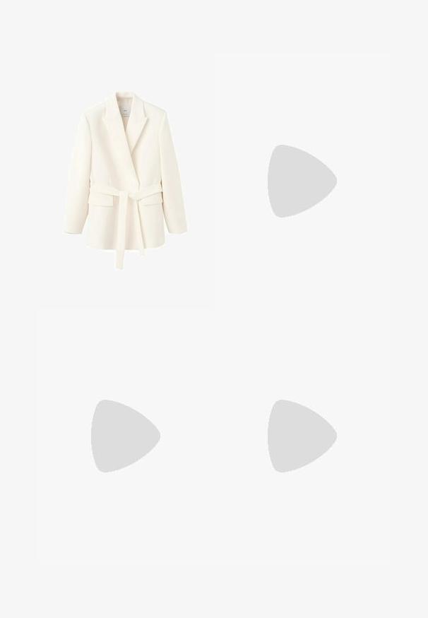 Blazer sur mesure couleur crème avec revers à encoche, manches longues, poches à rabat à l'avant et ceinture assortie nouée à la taille.; Robe midi blanche sans manches avec col rond et détail asymétrique brodé en forme de cache-cœur noué sur le côté.; Mule blanche en cuir à bout ouvert avec un petit talon fin et une semelle mince, vue de profil sur un fond blanc.; Petit sac à main blanc avec doubles poignées, rabat avant et bandoulière amovible avec boucle dorée sur fond blanc uni.