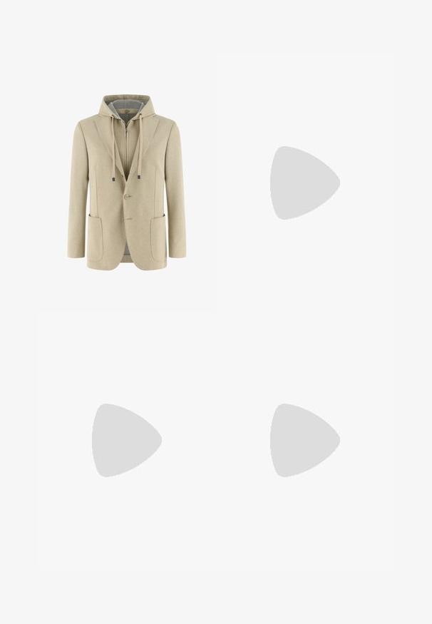 Blazer beige avec capuche beige attachée, avec cordons de serrage et fermeture éclair devant, deux poches plaquées à l'avant, et fermeture par boutons.; Pull en tricot beige clair avec des manches longues, un col rond, un tissu texturé et un petit patch logo noir sur la manche gauche.; Pantalon décontracté beige avec taille élastique et cordon de serrage, coupe droite, plis avant et poches latérales.; Baskets basses en daim écru avec lacets blancs et semelle en caoutchouc blanche épaisse, détail du logo sur le côté et design minimaliste avec peu de coutures.