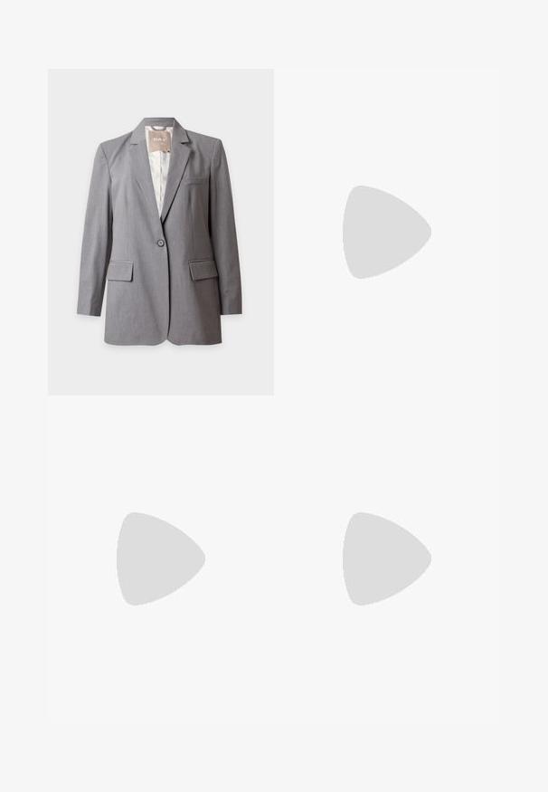 Skræddersyet lysegrå blazer med enkelt knap, indsnit og klaplommer, vist på en ensfarvet hvid baggrund.; STUDIO ID ALYSSA  - Bluse - champagne; Mørkegrå skræddersyede bukser med lige ben, plisseret for og opsmøgte manchetter. Lavet af glat stof med en klassisk talje.; Sorte læder loafers med flad hæl, spids snude og en lille guldhardware detalje foran. Glat struktur og minimalistisk design.