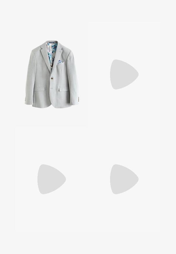 Hellgrauer Herrenblazer mit Ein-Knopf-Verschluss, Revers mit Kerb, vorderen Klappentaschen und floral gemustertem Innenfutter sowie Einstecktuch.; Beige Langarmhemd aus Leinen mit einem Button-Down-Kragen, dezentem Logo-Detail auf der Brust und abgerundetem Saum.; Beige Anzughose aus glattem Stoff. Hat eine flache Front, zwei seitliche Taschen und einen Knopfverschluss mit Reißverschluss.; Dunkelbraune Lederloafers mit abgerundeter Spitze, erhobenem Steppdetail und leichtem Absatz. Glatte Textur und klassisches Design.