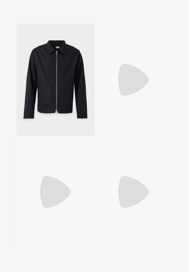 Sort jakke med lange ærmer med tynde lodrette striber, krave og en central sølvlynlås på en ensfarvet lys baggrund.; CLOSED COLLARLESS SHIRT - Skjorter - white; Brune, brede bukser lavet af glat stof. Har høj talje med folder, bæltestropper og en enkelt frontlomme.; Sort lædersko med snørebånd, tyk rillede sål og lav hæl vist på en hvid baggrund.