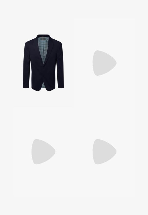 Marineblauw herenblazer met twee knopen, met inkeping op de revers en een lichtblauwe, patroonrijke voering aan de binnenkant.; Grijze coltrui gemaakt van een zachte breistof. Beschikt over lange mouwen en een getailleerd ontwerp met geribde manchetten en zoom. Simpele, gladde textuur.; Marineblauwe chino's gemaakt van een zachte, duurzame stof. Voorzien van een knoopsluiting, riemlussen en een recht gesneden ontwerp. Geen zichtbare patronen.; Bruine leren loafers met een gladde textuur, een puntige neus en een decoratieve band over de wreef. Leren zool en een lage hak.