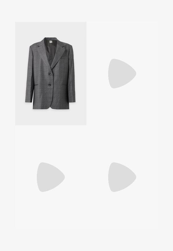Grauer Zweiknopfblazer mit kleinem weißen Punktmuster, Revers mit Kerbkragen und Vorder- taschen, dargestellt auf einem hellgrauen Hintergrund.; Schwarzer Strickpullover mit Rundhalsausschnitt, langen Ärmeln und geripptem Saum. Die Stoffstruktur wirkt weich und leicht flauschig.; Schwarze Jeans aus Denim mit geradem Bein, ausgestattet mit Fronttaschen, einem Knopfleistenverschluss und subtilen Verfärbungen im Stoff.; Schwarzer Lederknöchelboot mit elastischem Seitenpanel, spitzer Zehe und kleinem Absatz. Glatte Textur und minimalistisches Design mit Zuglasche hinten.