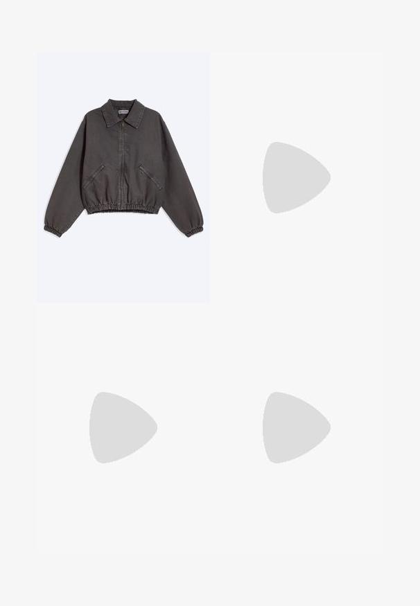 Mørkegrå jakke med lynlås og krave, to lynlåslommer i siden, elastiske manchetter og kant, lagt fladt på en lys baggrund.; Pink polo skjorte lavet af bomuld med korte ærmer, ribbet krave og to-knaps lukning. Har et grønt Lacoste-logo på brystet.; Blå denimjeans med lige snit, der har høj talje, kobbernitter og orange syninger. Foran og bagpå er der lommer.; Sort læder loafersko med en bred rem over forfoden, gummisål med tykke mønstre og glat overflade. Klassisk, slankt design.