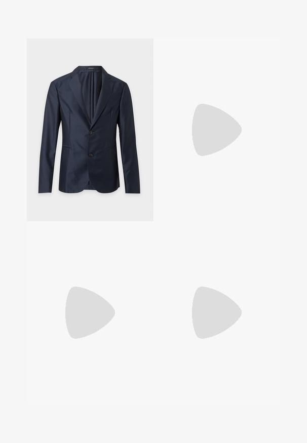 Enkeltknappet mørkeblå blazer med to knapper, notch revers og lange ærmer, vist mod en lys baggrund.; Hvid langærmet skjorte lavet af glat stof. Har en spids krave, frontlukning med knapper og en rundet kant. Ingen synlige mønstre.; Marineblå skræddersyede bukser med bæltestropper, forreste pressefold og lynlås, vist mod en ensfarvet lys baggrund.; Sorte lædersko med en glat overflade, rund tå, seks snørrehuller og en lav stablet hæl. Enkel, klassisk design.
