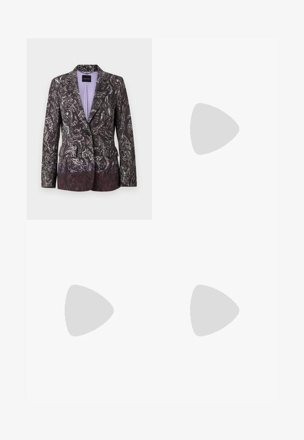 Blazer cintré pour femme avec motif paisley noir et blanc complexe, fermeture à un bouton et doublure intérieure lavande.; Haut sans manches jaune moutarde avec des plis verticaux, col rond et texture lisse. Design simple sans embellissements supplémentaires.; Pantalon large ample avec un imprimé patchwork paisley et géométrique en vert, moutarde, bordeaux et rouge, doté d'une taille élastique et d'un cordon de serrage.; STAND STUDIO KELSEY - Mules à talons - black